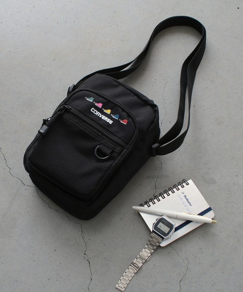 CONVERSE(コンバース)の「CONVERSE SNEAKERS PRINT SHOULDER BAG(ショルダーバッグ・メンズ・ホワイト/ブラック/ベージュ/ピンク・FREE)」の3枚目の写真