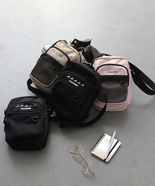 CONVERSE(コンバース)の「CONVERSE SNEAKERS PRINT SHOULDER BAG(ショルダーバッグ・メンズ・ホワイト/ブラック/ベージュ/ピンク・FREE)」の5枚目の写真