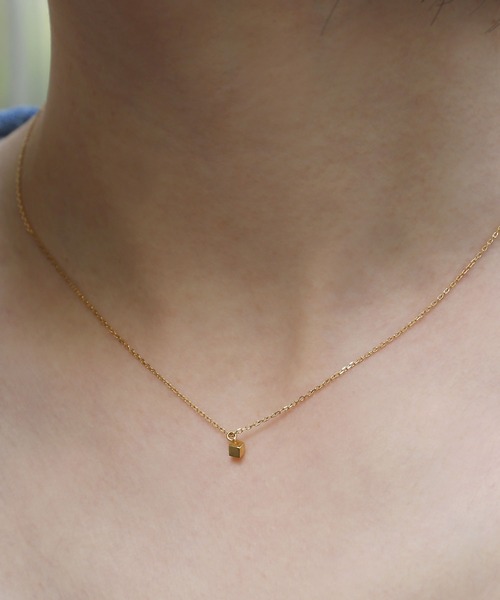 colleca la（コレカラ）の「[silver925]キューブネックレス〈金属アレルギー対応〉（ネックレス・レディース・シルバー/ゴールド・ﾌﾘ-）」の4枚目の写真