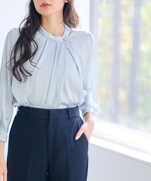 12Twelve Agenda（トゥエルブ　アジェンダ）の「【ジャケットのインスタイルにも♪】ヴィンテージサテンアシメスタンドデザイン釦ブラウス（シャツ/ブラウス・レディース・ネイビー/カーキ/アイボリー/ブラウン/サックスブルー/オフホワイト・M）」の6枚目の写真