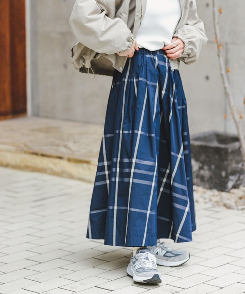 ITEMS URBANRESEARCH(アイテムズ アーバンリサーチ)の「『LONGサイズあり』チェックタックボリュームスカート(スカート・レディース・ライトベージュ/ネイビー/ブルー/チャコールグレー・FREE/L)」の11枚目の写真