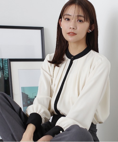N.（N. Natural Beauty Basic）（エヌエヌナチュラルビューティーベーシック）の「◆バイカラーバンドカラーブラウス（シャツ/ブラウス・レディース・グレー系その他/ベージュ系その他/ホワイト×ブラック/グレー・MEDIUM）」の5枚目の写真