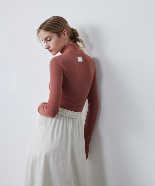 ELOOPS(イーループス)の「【ELOOPS】1枚でも重ね着でも◎ スムースハイネックインナー(Tシャツ/カットソー・レディース・ブラック系その他/カーキ/スモークピンク・L/M/S)」の5枚目の写真