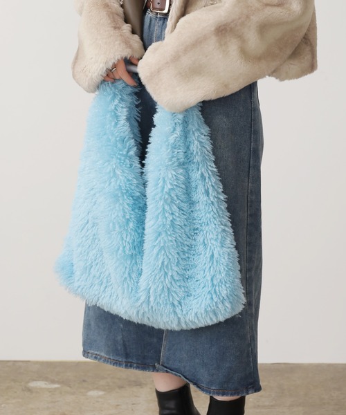 AO2(アオズ)の「Fluffy tote bag / ボリュームファートート(トートバッグ・レディース・ライトブルー/ブラック/ベージュ・FREE)」の3枚目の写真