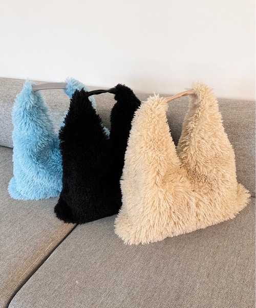 AO2(アオズ)の「Fluffy tote bag / ボリュームファートート(トートバッグ・レディース・ライトブルー/ブラック/ベージュ・FREE)」の10枚目の写真