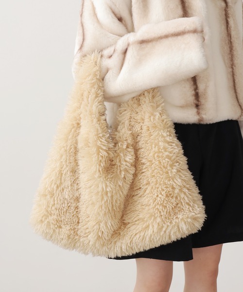 AO2(アオズ)の「Fluffy tote bag / ボリュームファートート(トートバッグ・レディース・ライトブルー/ブラック/ベージュ・FREE)」の14枚目の写真