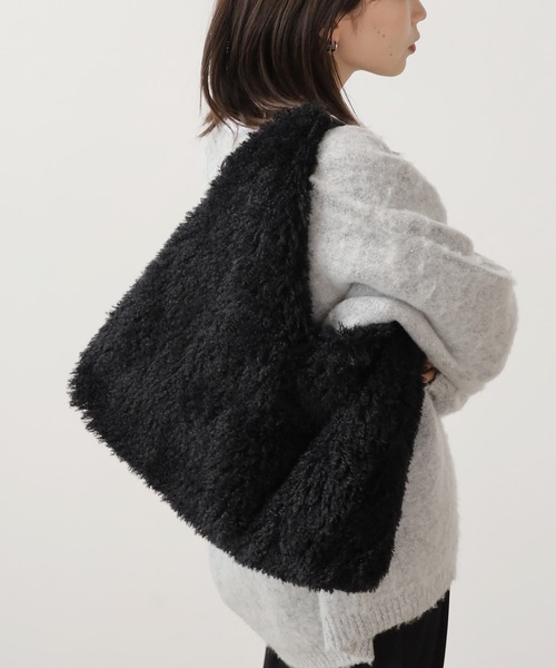 AO2(アオズ)の「Fluffy tote bag / ボリュームファートート(トートバッグ・レディース・ライトブルー/ブラック/ベージュ・FREE)」の11枚目の写真