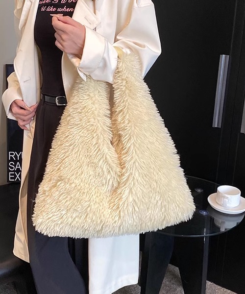 AO2(アオズ)の「Fluffy tote bag / ボリュームファートート(トートバッグ・レディース・ライトブルー/ブラック/ベージュ・FREE)」の16枚目の写真