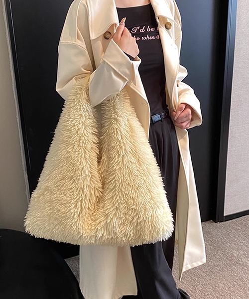 AO2(アオズ)の「Fluffy tote bag / ボリュームファートート(トートバッグ・レディース・ライトブルー/ブラック/ベージュ・FREE)」の17枚目の写真