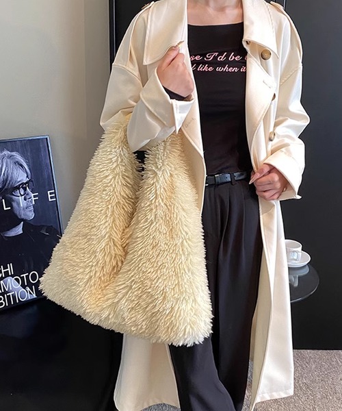AO2(アオズ)の「Fluffy tote bag / ボリュームファートート(トートバッグ・レディース・ライトブルー/ブラック/ベージュ・FREE)」の18枚目の写真