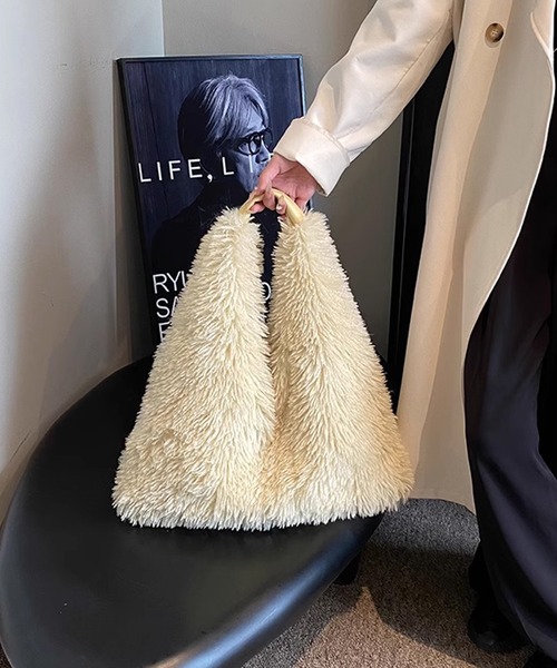 AO2(アオズ)の「Fluffy tote bag / ボリュームファートート(トートバッグ・レディース・ライトブルー/ブラック/ベージュ・FREE)」の15枚目の写真