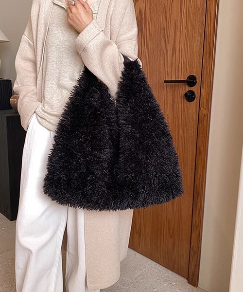 AO2(アオズ)の「Fluffy tote bag / ボリュームファートート(トートバッグ・レディース・ライトブルー/ブラック/ベージュ・FREE)」の12枚目の写真