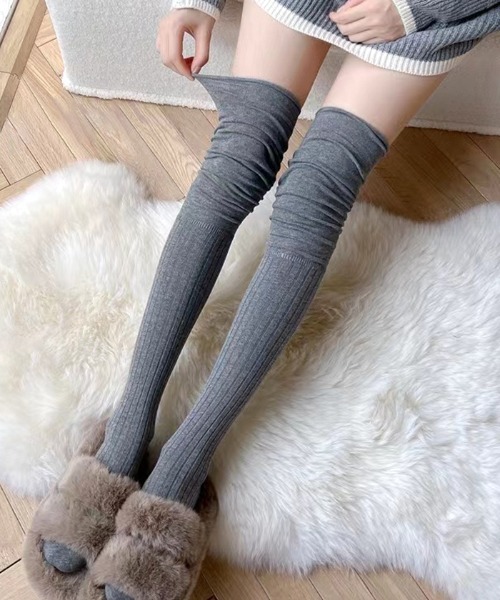 Futier land（フューティアランド）の「くしゅくしゅニーハイソックス（ソックス/靴下・レディース・ホワイト/アイボリー/ブラック/グレー/ベージュ・FREE）」の4枚目の写真