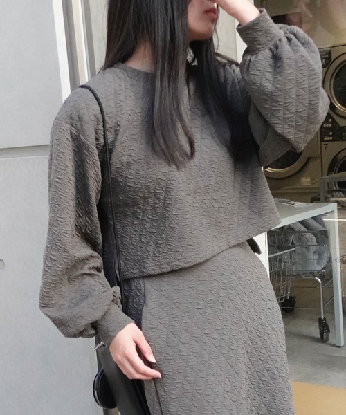 CORNERS(コーナーズ)の「ふくれジャガードキルトショートトップス【セットアップ可能】(スウェット・レディース・チャコールグレー/ブラック/アイボリー・M)」の5枚目の写真