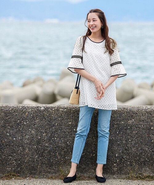 Tiaclasse（ティアクラッセ）の「パンチングレース配色チュニック（シャツ/ブラウス・レディース・オフホワイト/ブラック/ネイビー/ホワイト系・M/L）」の7枚目の写真