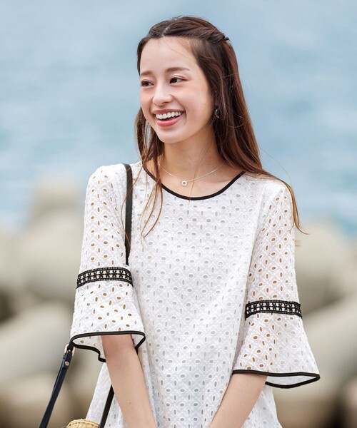 Tiaclasse（ティアクラッセ）の「パンチングレース配色チュニック（シャツ/ブラウス・レディース・オフホワイト/ブラック/ネイビー/ホワイト系・M/L）」の8枚目の写真