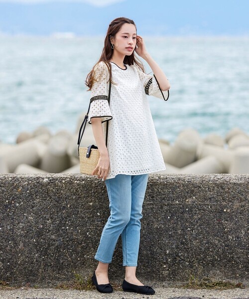 Tiaclasse（ティアクラッセ）の「パンチングレース配色チュニック（シャツ/ブラウス・レディース・オフホワイト/ブラック/ネイビー/ホワイト系・M/L）」の10枚目の写真