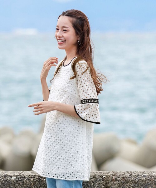 Tiaclasse（ティアクラッセ）の「パンチングレース配色チュニック（シャツ/ブラウス・レディース・オフホワイト/ブラック/ネイビー/ホワイト系・M/L）」の11枚目の写真