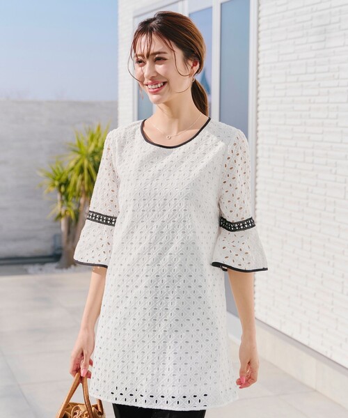 Tiaclasse（ティアクラッセ）の「パンチングレース配色チュニック（シャツ/ブラウス・レディース・オフホワイト/ブラック/ネイビー/ホワイト系・M/L）」の12枚目の写真