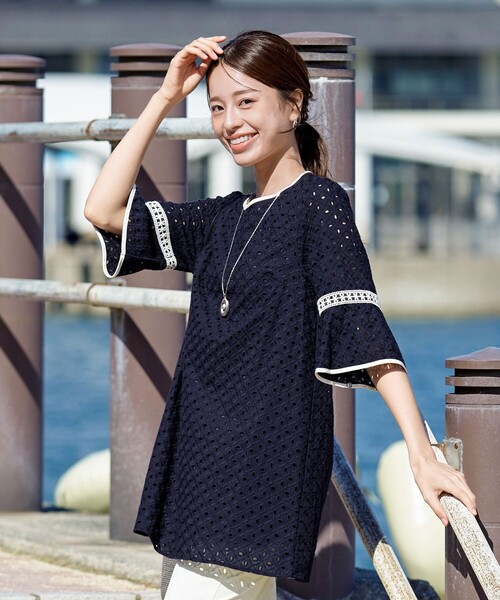 Tiaclasse（ティアクラッセ）の「パンチングレース配色チュニック（シャツ/ブラウス・レディース・オフホワイト/ブラック/ネイビー/ホワイト系・M/L）」の14枚目の写真