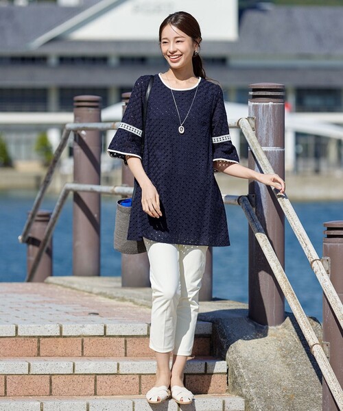 Tiaclasse（ティアクラッセ）の「パンチングレース配色チュニック（シャツ/ブラウス・レディース・オフホワイト/ブラック/ネイビー/ホワイト系・M/L）」の15枚目の写真