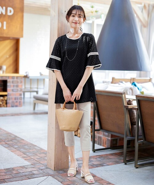 Tiaclasse（ティアクラッセ）の「パンチングレース配色チュニック（シャツ/ブラウス・レディース・オフホワイト/ブラック/ネイビー/ホワイト系・M/L）」の17枚目の写真