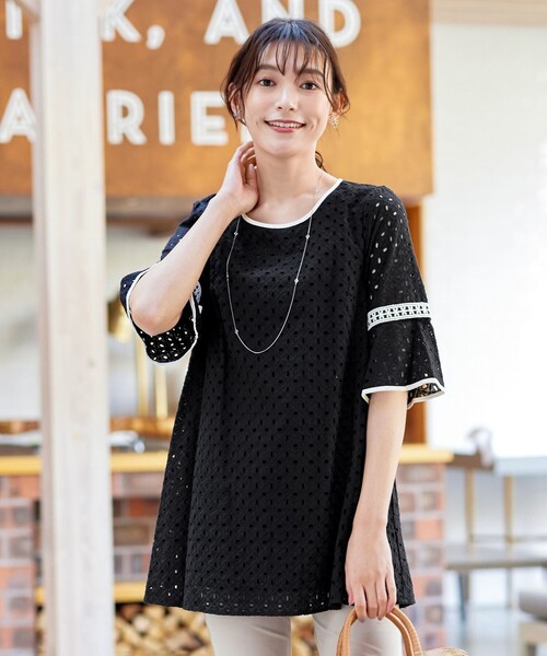 Tiaclasse（ティアクラッセ）の「パンチングレース配色チュニック（シャツ/ブラウス・レディース・オフホワイト/ブラック/ネイビー/ホワイト系・M/L）」の18枚目の写真