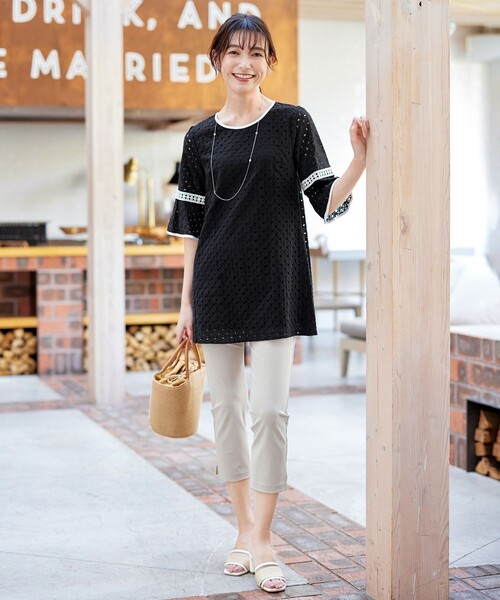 Tiaclasse（ティアクラッセ）の「パンチングレース配色チュニック（シャツ/ブラウス・レディース・オフホワイト/ブラック/ネイビー/ホワイト系・M/L）」の21枚目の写真