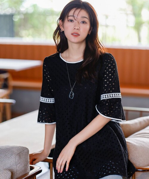 Tiaclasse（ティアクラッセ）の「パンチングレース配色チュニック（シャツ/ブラウス・レディース・オフホワイト/ブラック/ネイビー/ホワイト系・M/L）」の22枚目の写真