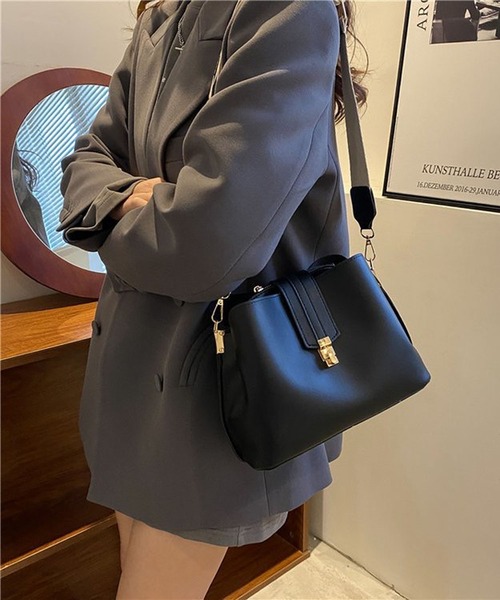 NANEA(ナネア)の「ショルダーバケットバッグ(ショルダーバッグ・レディース・ダークブラウン/ブラック/ブラウン・フリー)」の2枚目の写真