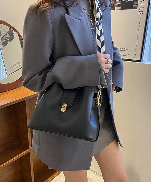 NANEA(ナネア)の「ショルダーバケットバッグ(ショルダーバッグ・レディース・ダークブラウン/ブラック/ブラウン・フリー)」の20枚目の写真