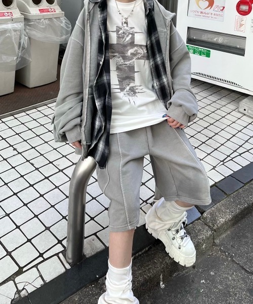 XU（エックスユー）の「ストリートファッション XU エックスユー pigment line shorts オーバーサイズ ハーフパンツ ハーフスウェットパンツ ピグメント ワイドパンツ 韓国ファッション 韓国ストリート（スウェットパンツ・メンズ・チャコール/グレー・ONE SIZE）」の9枚目の写真