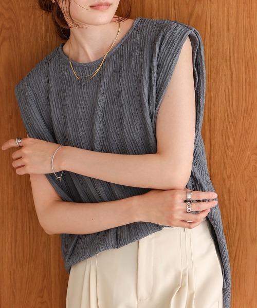 Bab(バブ)の「シャイニー楊柳ノースリーブカットソー(Tシャツ/カットソー・レディース・アイボリー/ブラック/チャコールグレー・FREE)」の1枚目の写真