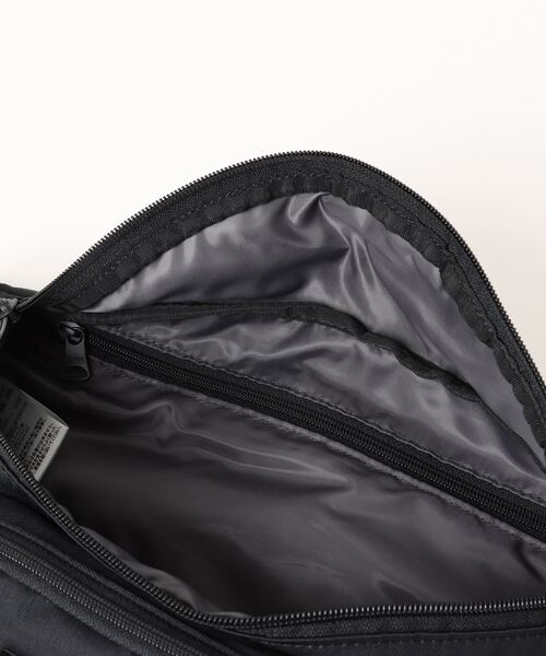 Alpha Industries(アルファインダストリーズ)の「ALPHA INDUSTRIES アルファインダストリーズ / WAIST BAG / TZ1092(ボディバッグ/ウエストポーチ・レディース・ブラック/カーキ・ONESIZE)」の4枚目の写真