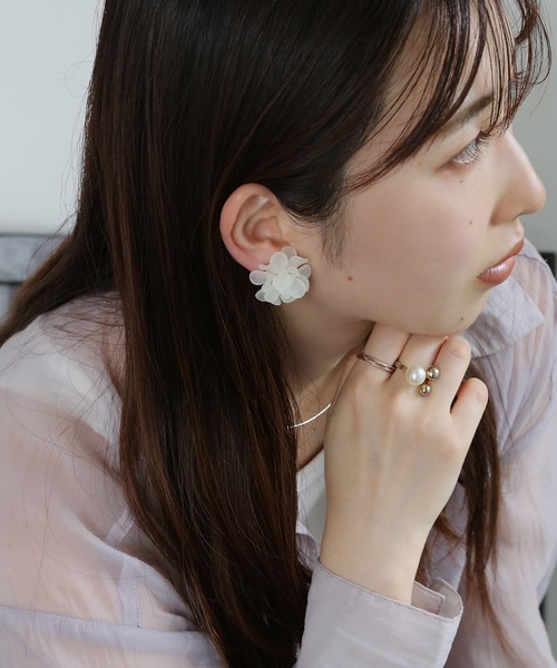 colleca la（コレカラ）の「シャーベットカラー フラワーイヤリング（イヤリング・レディース・アイボリー/イエロー・FREE）」の3枚目の写真