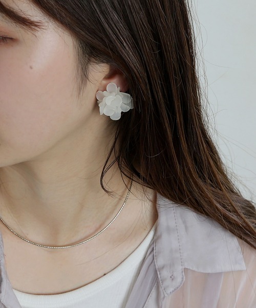 colleca la（コレカラ）の「シャーベットカラー フラワーイヤリング（イヤリング・レディース・アイボリー/イエロー・FREE）」の4枚目の写真
