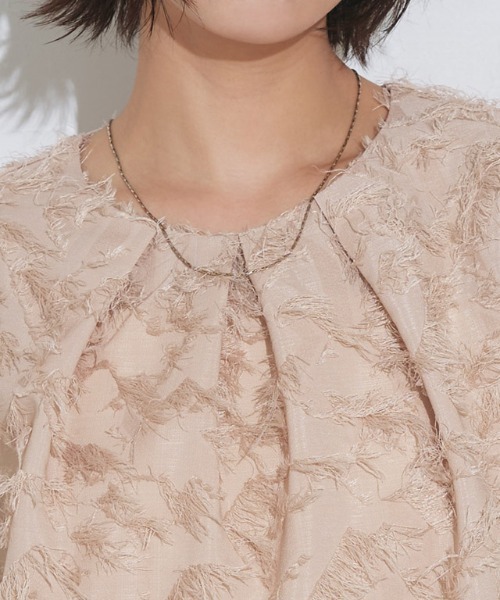 Pierrot（ピエロ）の「ジャカードギャザーフレアブラウス（シャツ/ブラウス・レディース・アイボリー/ピンクベージュ/ブラック・L/M）」の4枚目の写真