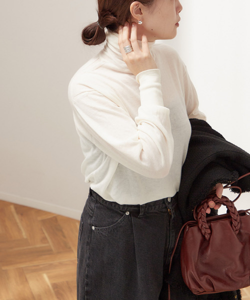 journal standard L'essage(ジャーナルスタンダードレサージュ)の「ソフトコットンタートルネックプルオーバー(ニット/セーター・レディース・キャメル/ホワイト/ブラック・FREE)」の6枚目の写真