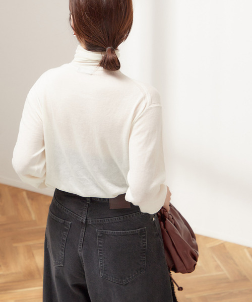journal standard L'essage(ジャーナルスタンダードレサージュ)の「ソフトコットンタートルネックプルオーバー(ニット/セーター・レディース・キャメル/ホワイト/ブラック・FREE)」の7枚目の写真