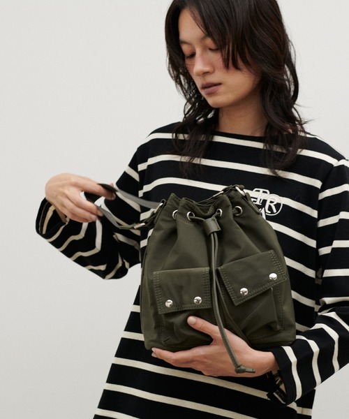 LARUTA（ラルータ）の「［Web限定］【LARUTA】ナイロン巾着バッグ（ショルダーバッグ・レディース・ブラック/カーキ・FREE）」の2枚目の写真