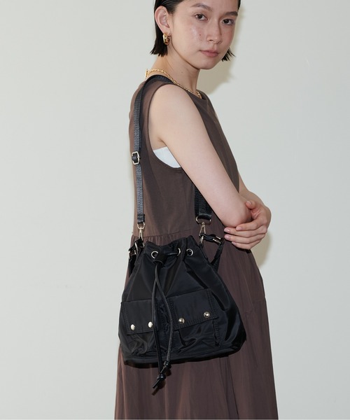 LARUTA（ラルータ）の「［Web限定］【LARUTA】ナイロン巾着バッグ（ショルダーバッグ・レディース・ブラック/カーキ・FREE）」の3枚目の写真