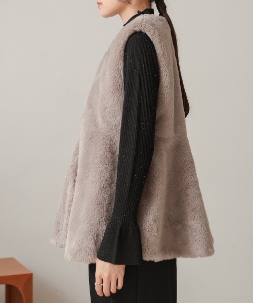 Bab（バブ）の「ラビット風ペプラムエコファーベスト（ベスト・レディース・グレイッシュベージュ/チャコールグレー/ベージュ・M）」の19枚目の写真