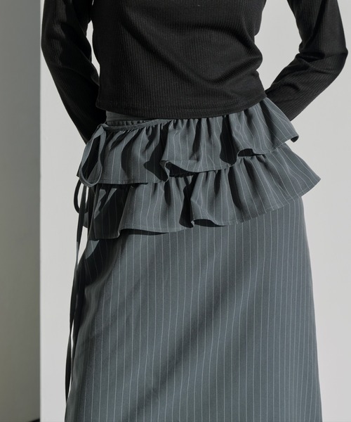 UNE MANSION（ユヌマンション）の「【UNE ORIGINAL】【スカート＆ビスチェ2WAY仕様】ストライプフリルベルトラップスカートビスチェ（スカート・レディース・グレー/ネイビー/ブラック・FREE）」の2枚目の写真