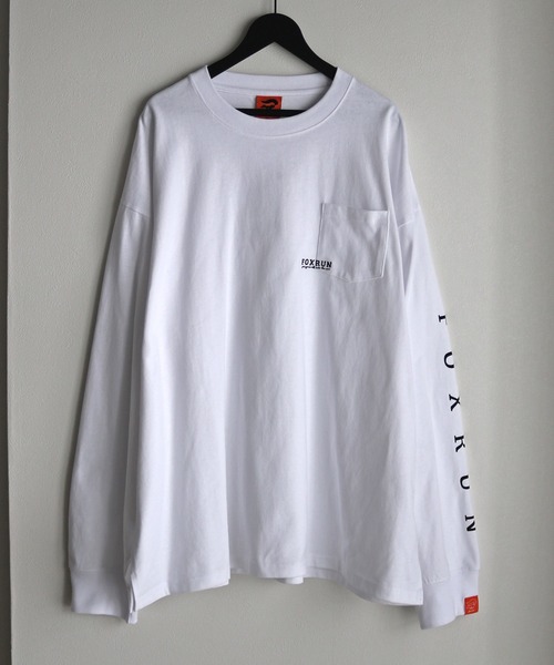 COURO(コウロ)の「【FOXRUN/フォックスラン】 GO OUT掲載アイテム Embroidered logo pocket L/S -Tee(Tシャツ/カットソー・メンズ・ブラック/オートミール/ホワイト/チャコール・L/M)」の1枚目の写真