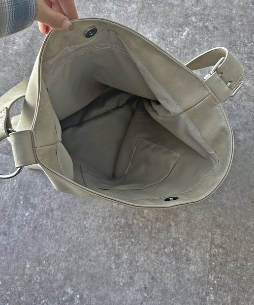 CPCM(シーピーシーエム)の「スウェードライクショルダーバッグ(ショルダーバッグ・レディース・チャコールグレー/ブラウン/アイボリー・FREE)」の10枚目の写真