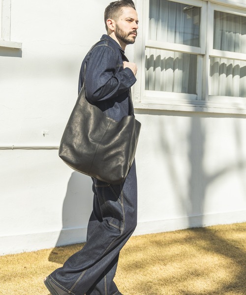 MR.OLIVE(ミスターオリーブ)の「IMPERMA-LEATHER / ONE SHOULDER BAG(ショルダーバッグ・メンズ・ブラック・FREE)」の4枚目の写真