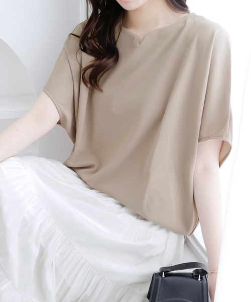 alotta(アロッタ)の「ゆるシルエットで華奢見せ。ドルマンスリーブきれいめカットソー(Tシャツ/カットソー・レディース・ネイビー/ホワイト/ブラック/ロイヤルブルー/グレイッシュベージュ/ピンク・LL/L/M/3L/4L/5L)」の3枚目の写真