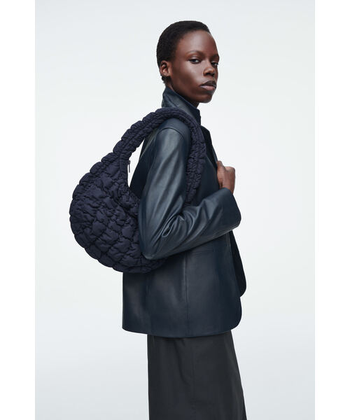 cos ミニレザーキルトバッグ ブラック