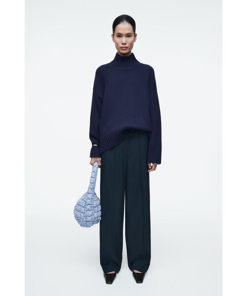 COS(コス)の「キルトミニバッグ(ハンドバッグ・レディース・ライトブルー/オフホワイト/ネイビー/ピンク/ブラウン/アイボリー・ONESIZE)」の7枚目の写真