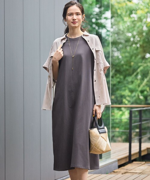 23区(ニジュウサンク)の「【SLOW/一部店舗限定】MVSコットン T ワンピース(ワンピース・レディース・カーキ系/グレー系/ホワイト系・38)」の2枚目の写真